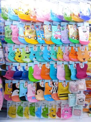 母婴用品一站式选购指南 从围嘴到爬爬垫，厂家直销更安心